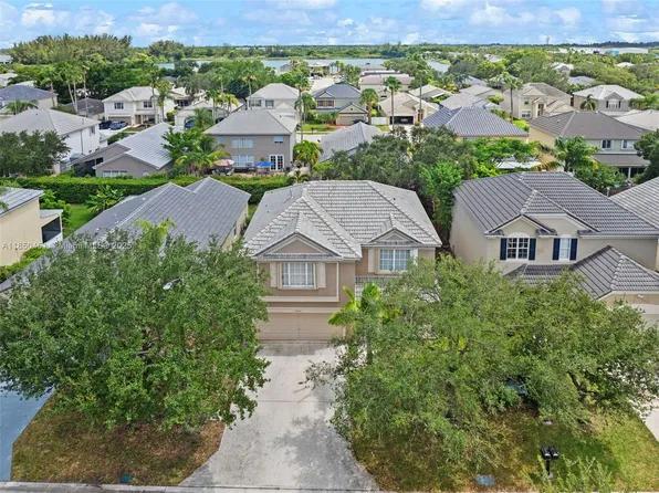 9842 N Grand Duke Cir, Tamarac, FL 33321