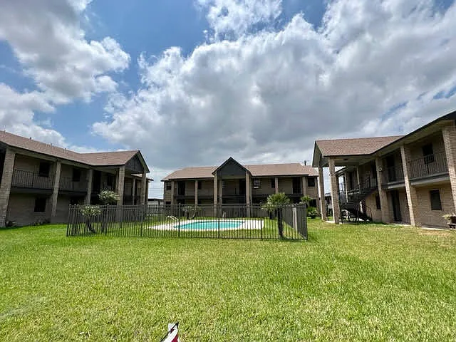 305 N Montevideo Ave — Photo 1