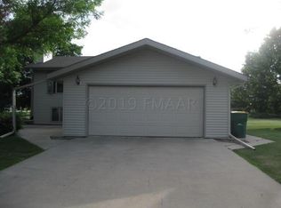 325 2nd St NW, Hillsboro, ND 58045