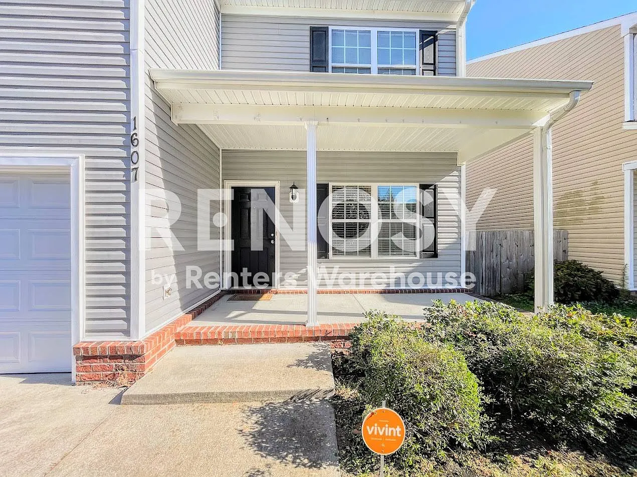 Beautiful 4-Bedroom Home with Spacious Fenced Backyard! — Photo 3