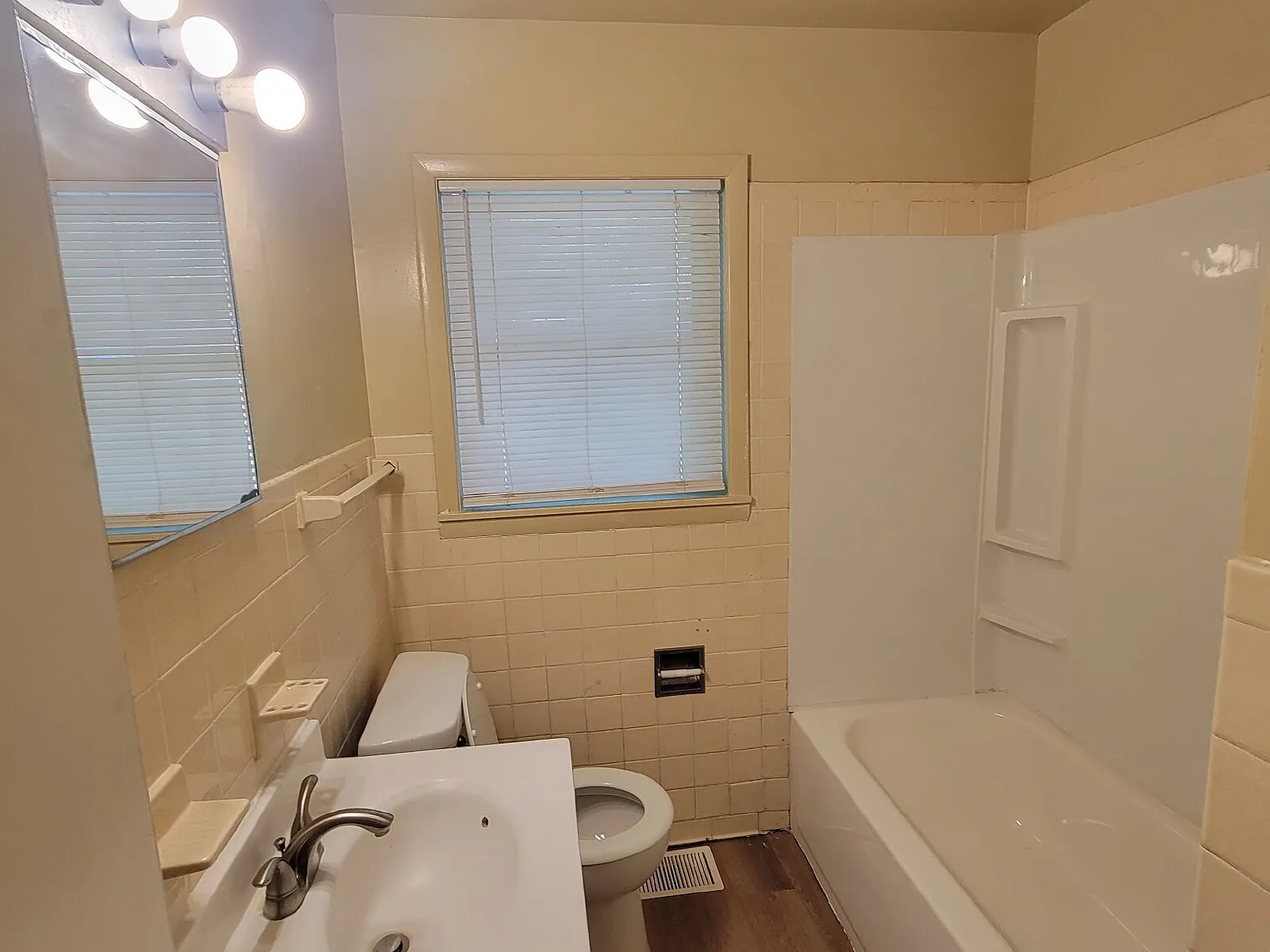 3 bed, 1.0 bath, $945 — Photo 4