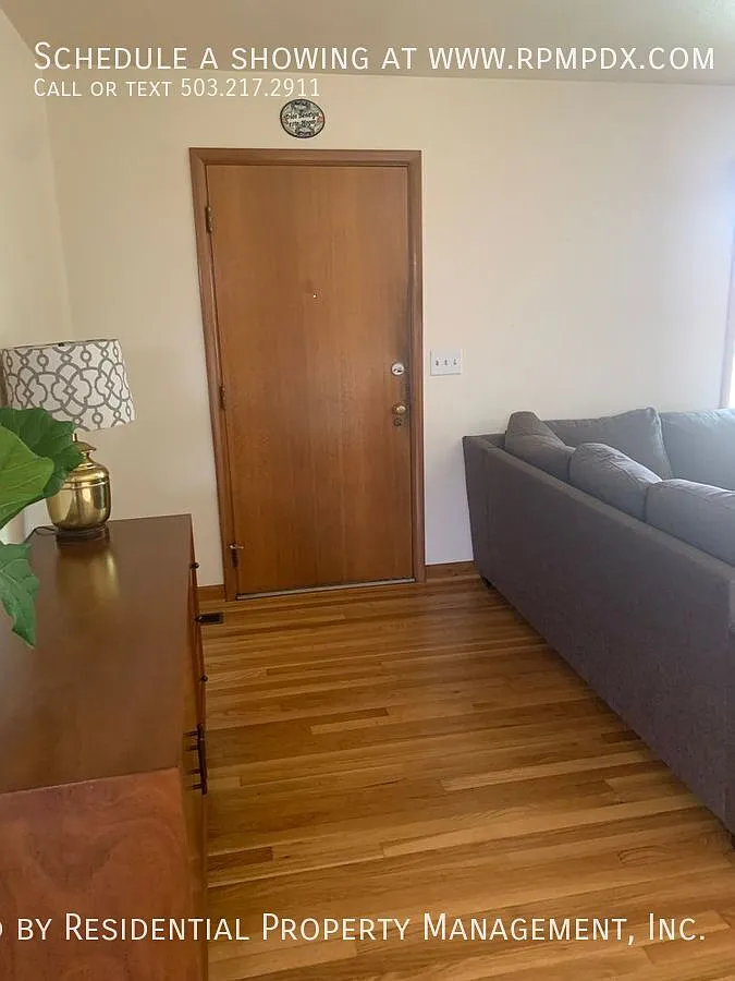 Beautiful Mid Century Ranch Home — Photo 3