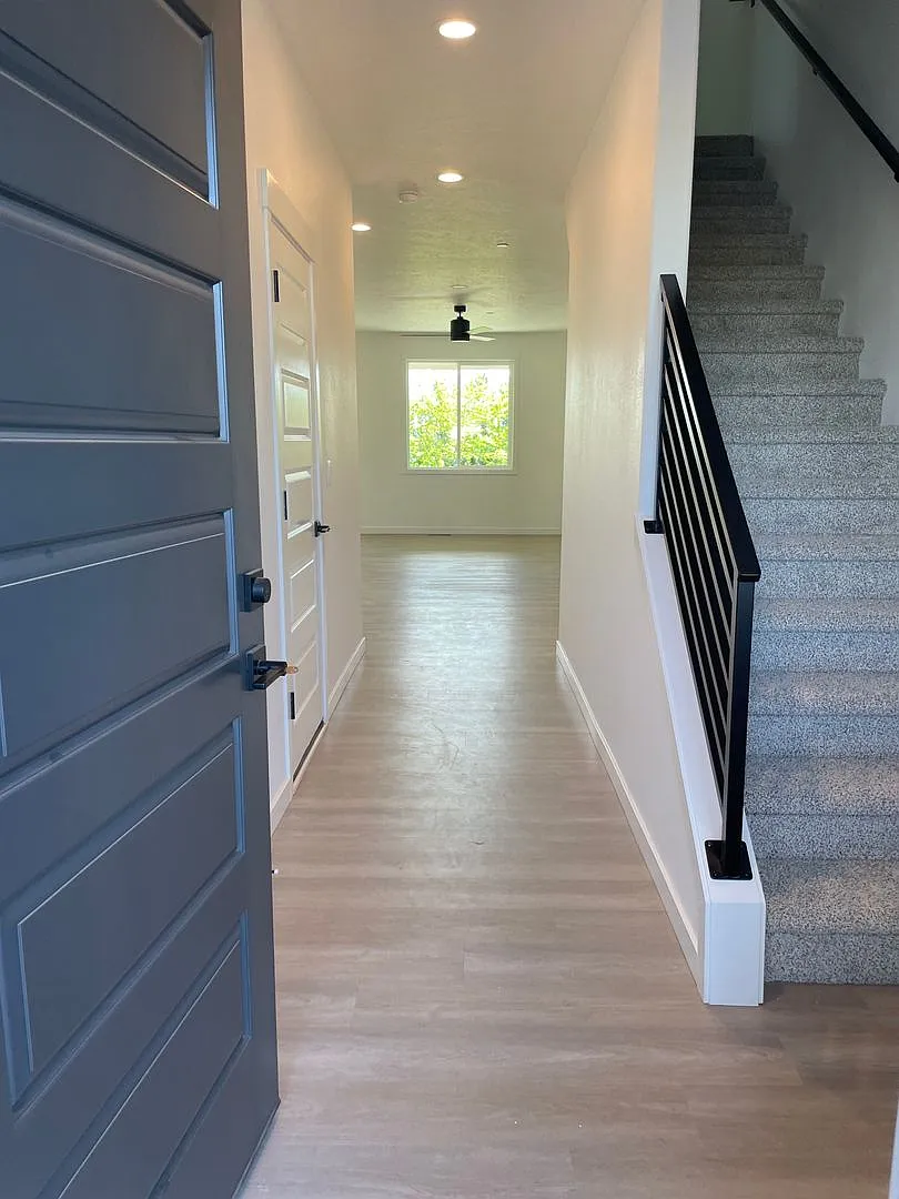 !! Limited Time Move-In Special!! - First And Last Month Free Rent With A 12 Month Lease! — Photo 4