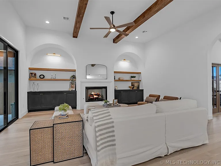 515 W El Paso St — Photo 7