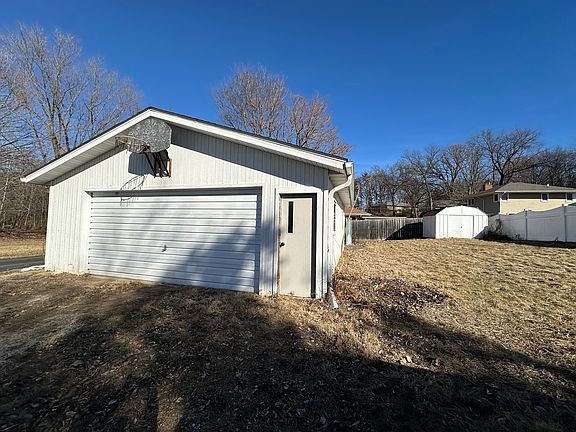 3rd image of 624 W Lincolnway Rd