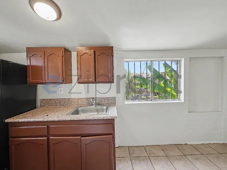 1251 E 59th Pl #B — Photo 12
