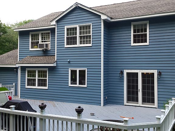 Back house n deck 22'x42'