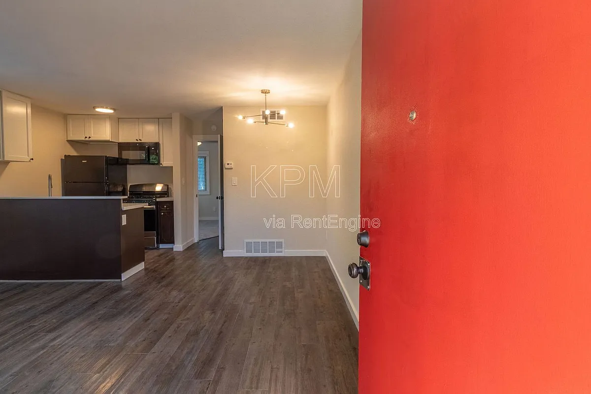 Building Photo - 843 N Yosemite St #104