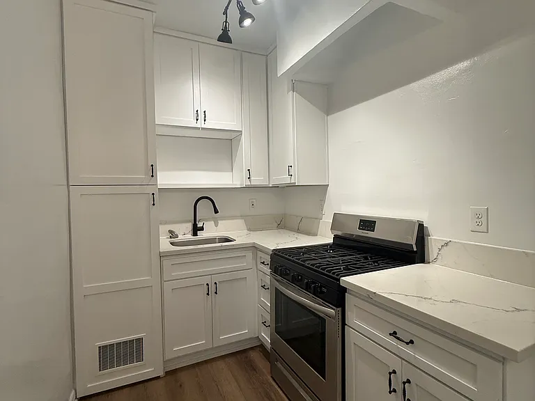 1552 N Commonwealth Ave #4 — Photo 9