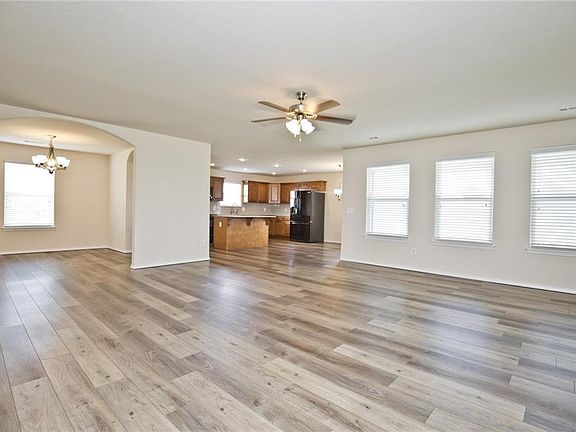 3rd image of 502 Driftwood St