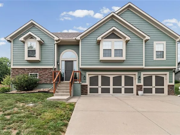 1913 White Tail Ln, Liberty, MO 64068