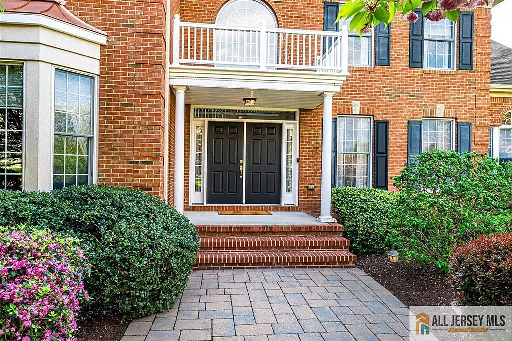 4 bed, 4.5 bath, 4228 sqft, $7,000 — Photo 1