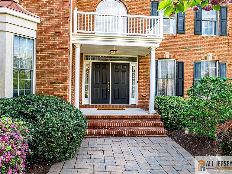 5 Erin Ct S — Photo 3