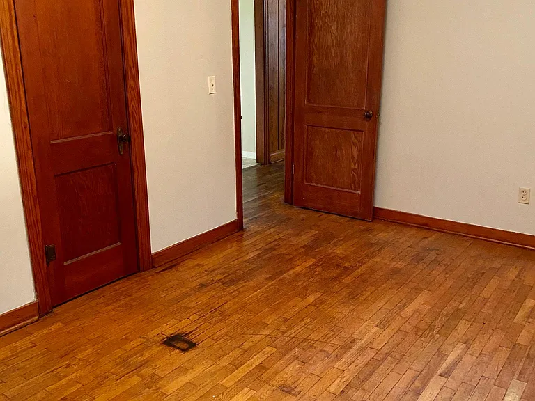 907 Riddell St — Photo 8