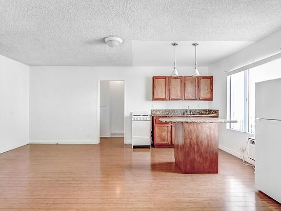 3rd image of 817 N Hudson Ave APT 2