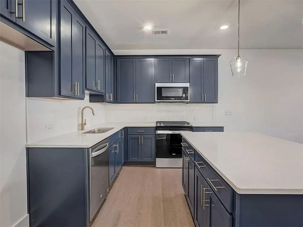3 bed, 2.5 bath, 1408 sqft, $2,800 — Photo 4