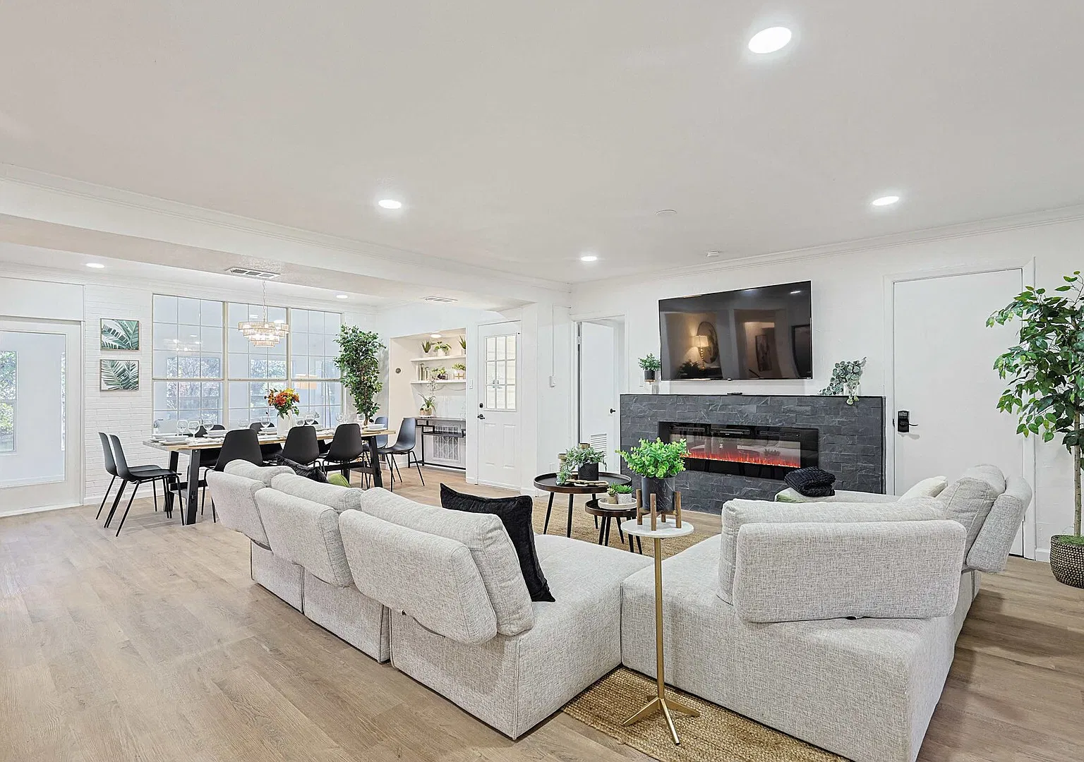 Spacious Event-Friendly 6BR 3BA Villa w/ Hot Tub — Photo 3