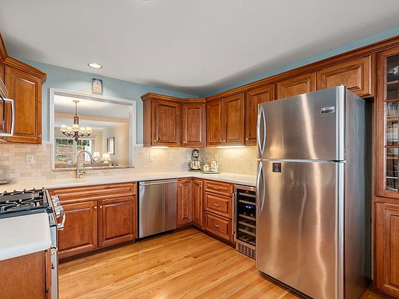 4th image of 9 Highcroft Way #9