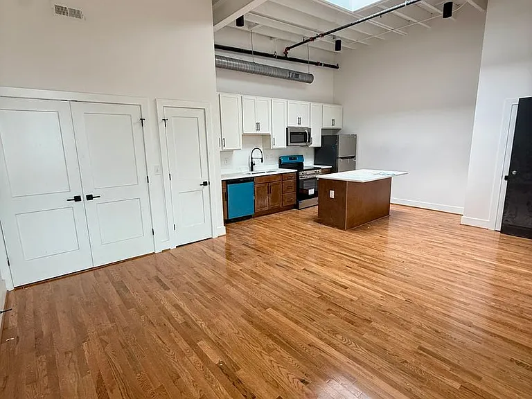 2033 W Broad St — Photo 2