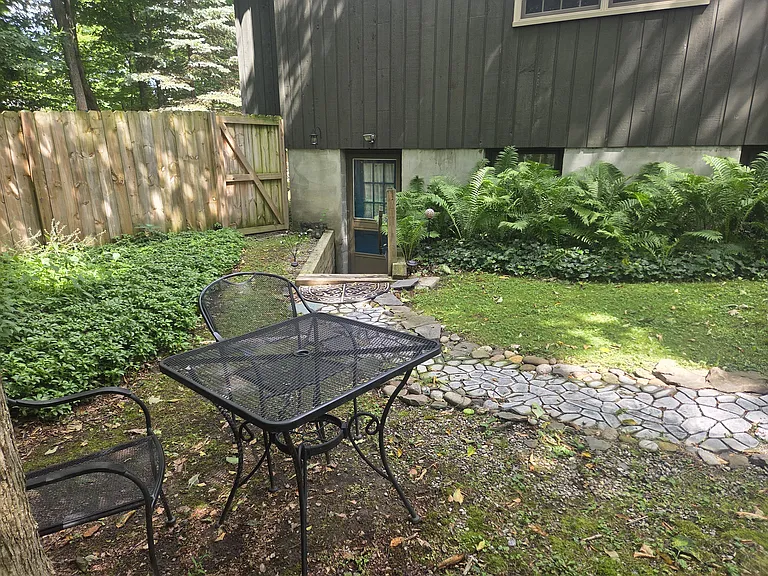 138 Burleigh Dr — Photo 3