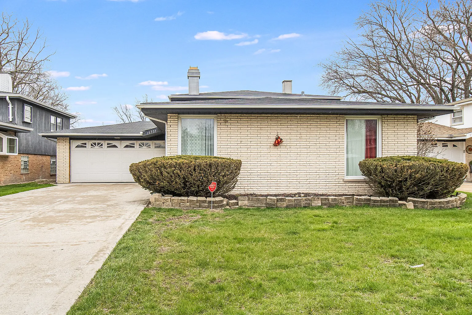 15731 Madison Ave photo 1