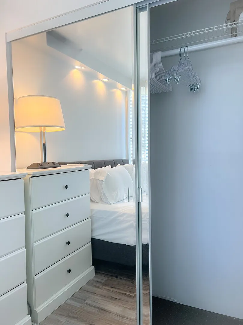 Modern Pacific Monarch 1-Bedroom — Photo 2