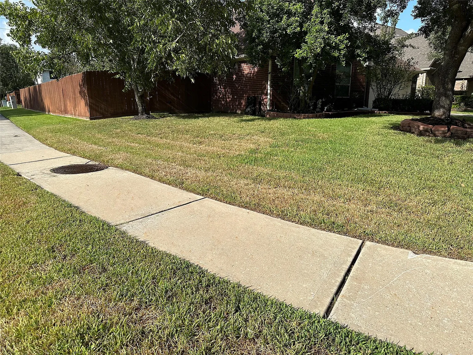 3 bed, 2.0 bath, 1962 sqft, $2,300 — Photo 2