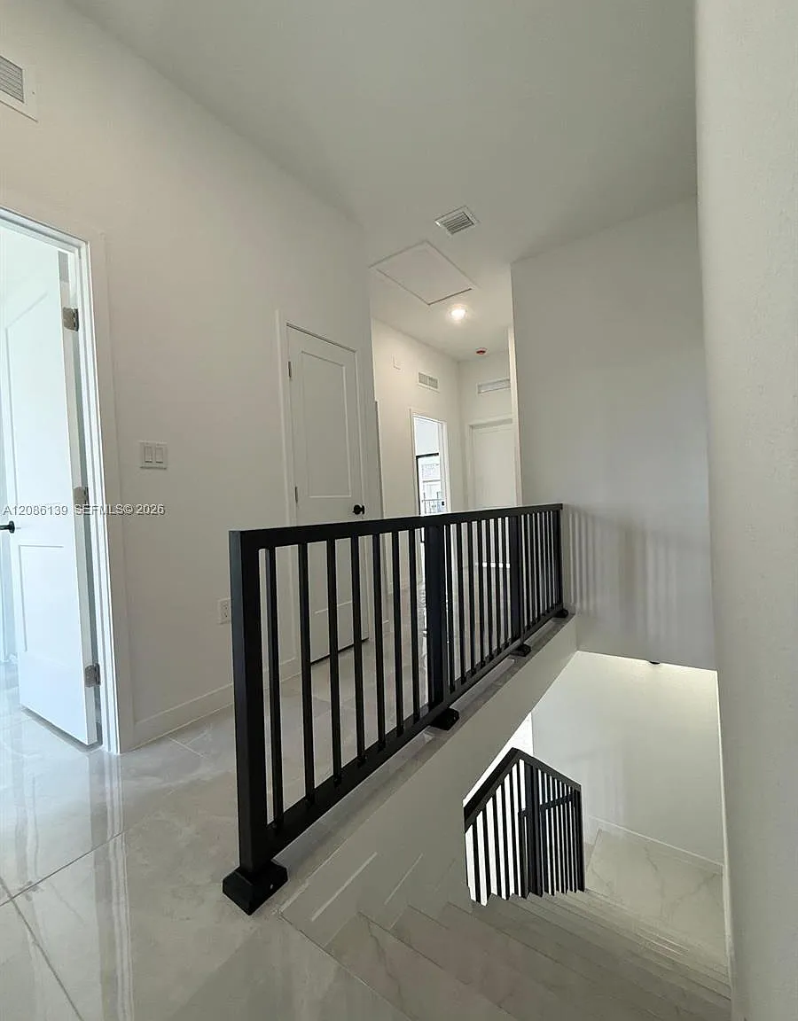 4 bed, 7.0 bath, 1800 sqft, $2,850 — Photo 3