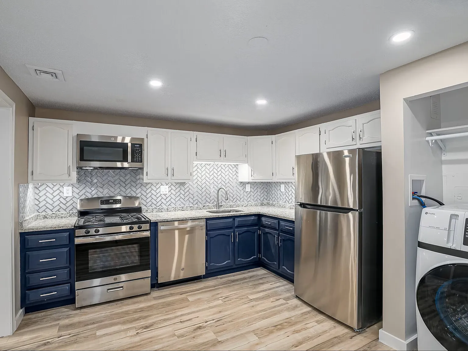 2 bed, 922 sqft, $2,100 — Photo 1