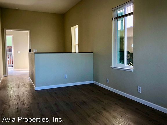 2nd image of 807 Hawthorne Pl