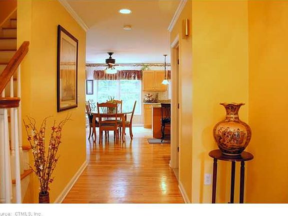 3rd image of 1 Marilyns Ln