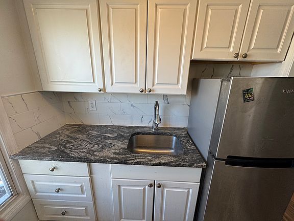 3rd image of 681 15th Ave #6