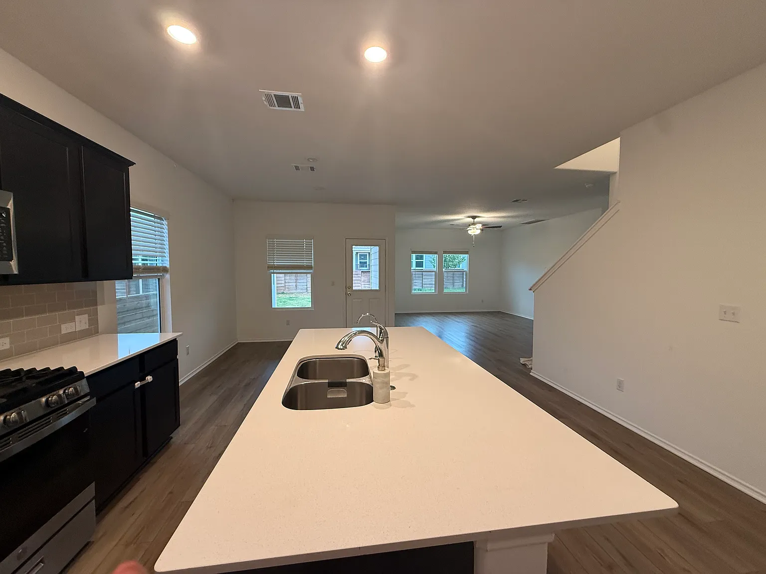 4 bed, 2.5 bath, 2468 sqft, $2,595 — Photo 4