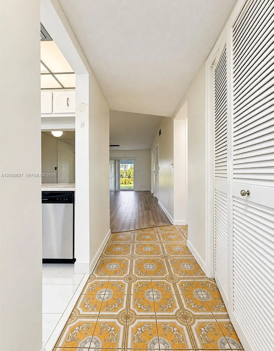 Crystal Greens Condo — Photo 1