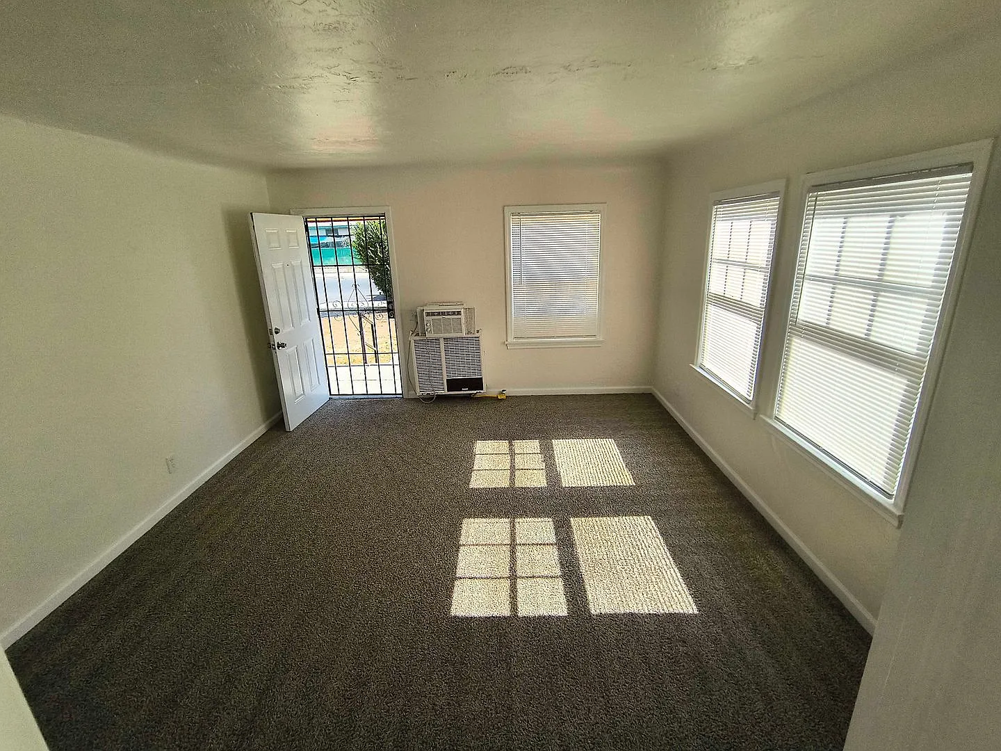 Cute Home in Oildale — Photo 1