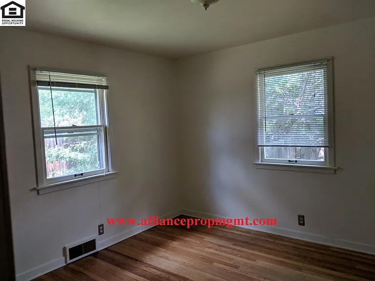 411 S 14th Ave — Photo 4