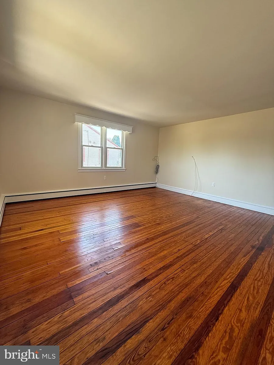 Building Photo - 272 Elm Ave #A