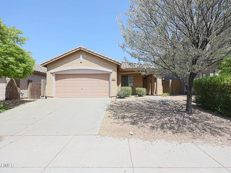 2470 W Warren Dr — Photo 2