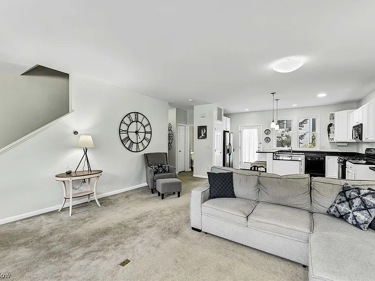 1501 Huntington Ln — Photo 3
