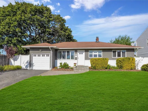 1043 N Clinton Avenue, Lindenhurst, NY 11757