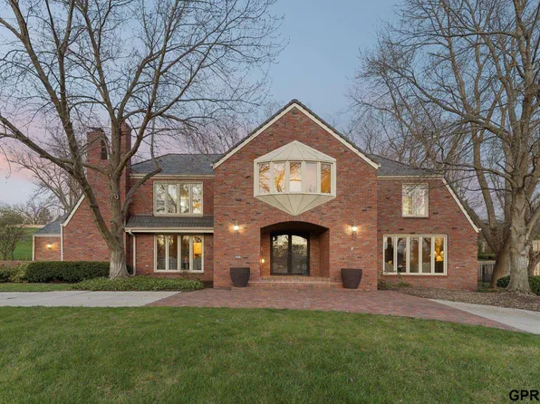 9723 Fieldcrest Dr, Omaha, NE 68114