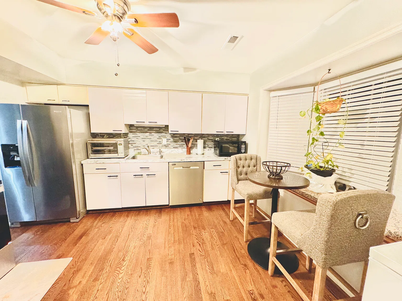 4 bed, 3.5 bath, 1524 sqft, $4,300 — Photo 4