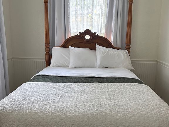queen size bedroom