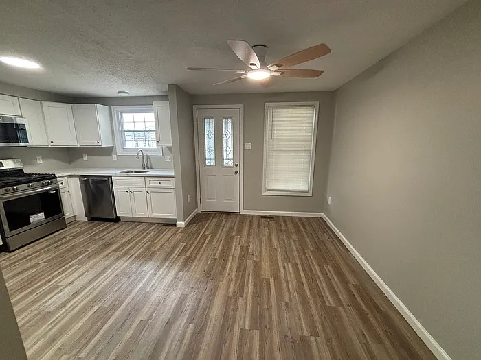 3 bed, 3.0 bath, $2,800 — Photo 3