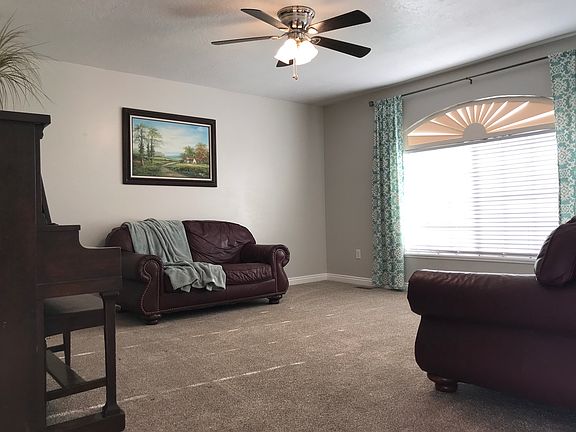 Living room w/ arched window