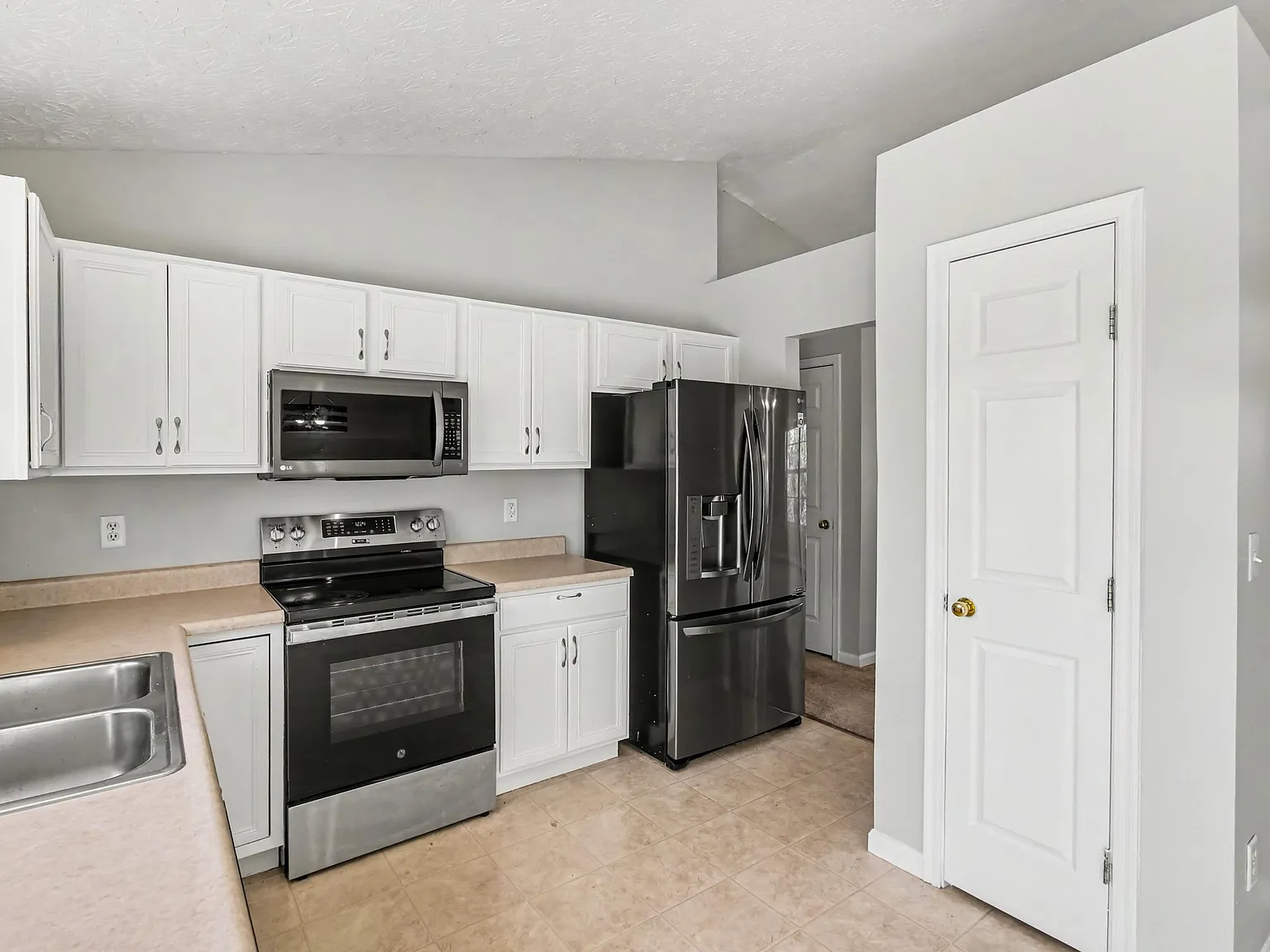3 bed, 2.5 bath, 1114 sqft, $1,900 — Photo 4