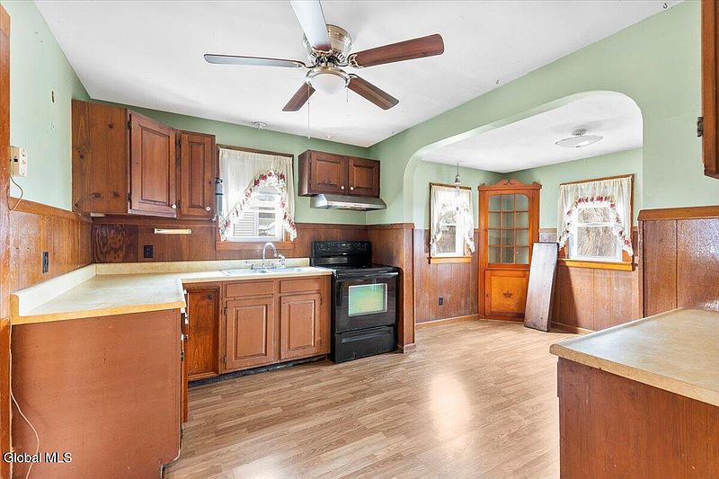 4th image of 305 Ash Street