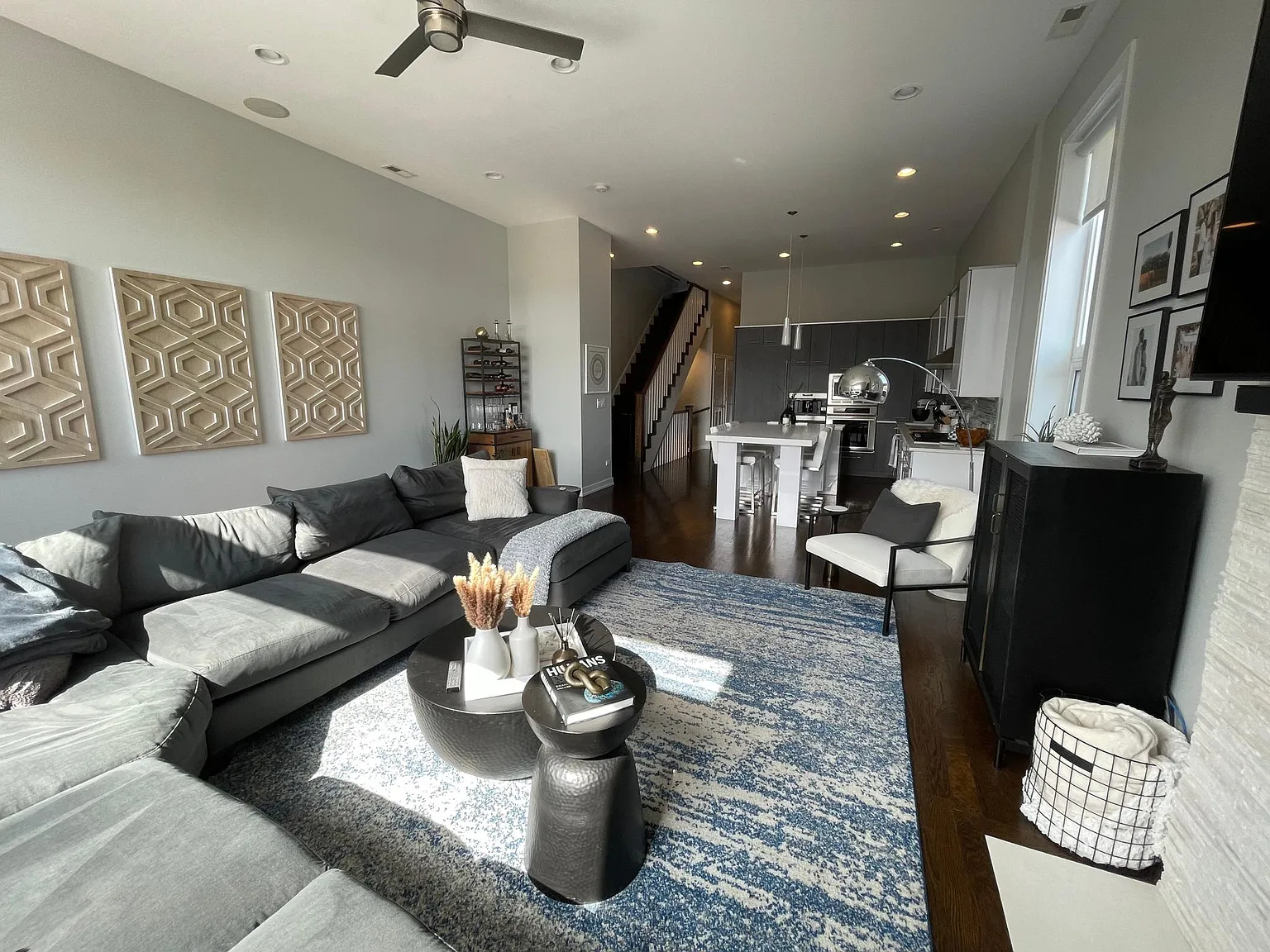 1534 W Walton St — Photo 4