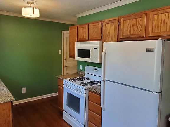 Granite countertops, gas stove, hardwood floors