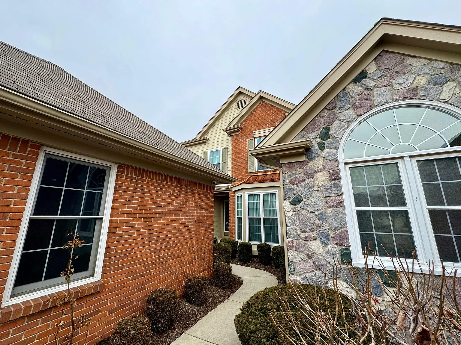3 bed, 2286 sqft, $3,298 — Photo 3